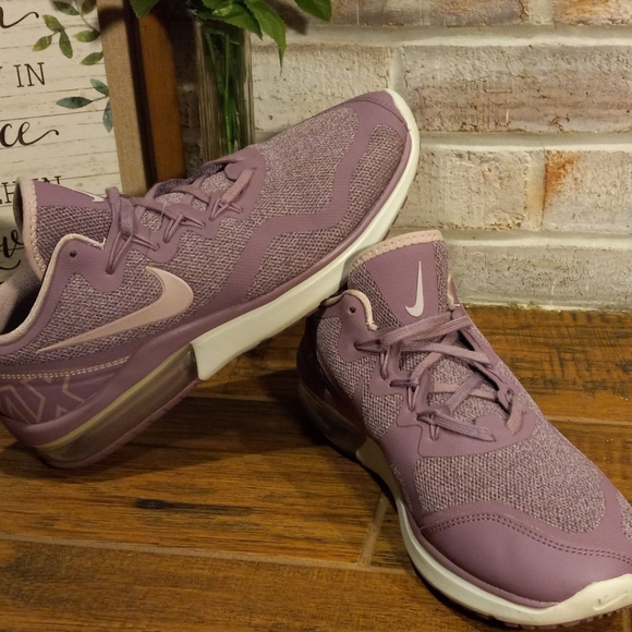 Woman's Nike Air Max's - Picture 2 of 7